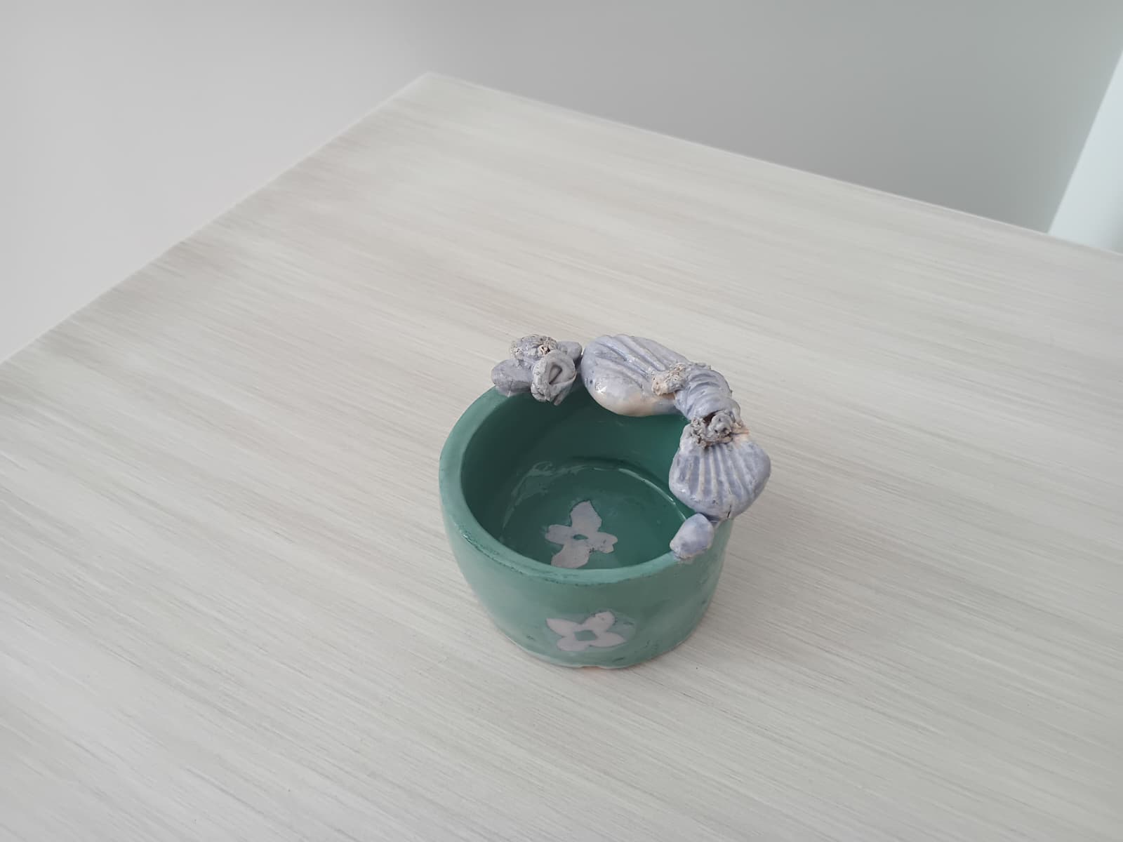 Su Yeşili: Kenarı Kabartma Detaylı Kase